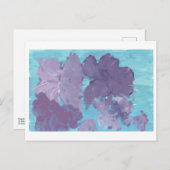 Violette Blumen auf blauem Hintergrund Postkarte (Vorne/Hinten)