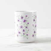 Violette Blumen auf dem Weinberg Kaffeetasse (Mittel)