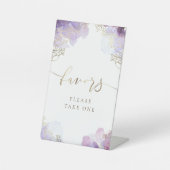 Violette Blumen bevorzugen das Schild "Podest" (Vorderseite)