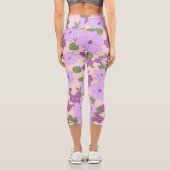 Violette Blumen, Blumenmuster, Muster von Blume Capri Leggings (Rückseite)