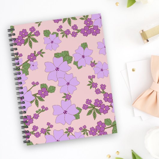 Violette Blumen, Blumenmuster, Muster von Blume Notizblock