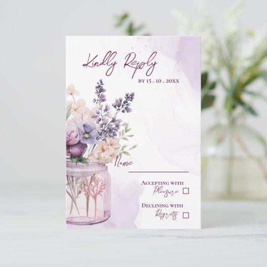 Violette Blumen im Mason Jar Elegante Blumenhochze RSVP Karte (Stehend Vorderseite)