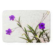 Violette Blumen in der Brise Badematte (Vorderseite)