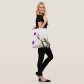 Violette Blumen in der Brise Tasche (Am Model)
