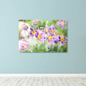 Violette Blumen in der Sonne Leinwanddruck (Insitu (Holzboden))