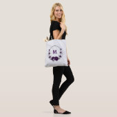 violette Blumen silberne Blätter Marmortüte Tasche (Am Model)