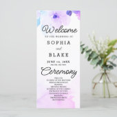 Violette Blumen und das weiße Hochzeitsprogramm im (Stehend Vorderseite)