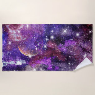 Violette Galaxie Milchstraße mit Planet Strandtuch