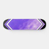 Violette Himmel-Wolken-lila schwarze Skateboard (Horizontal)