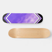 Violette Himmel-Wolken-lila schwarze Skateboard (Horizontal)