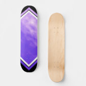 Violette Himmel-Wolken-lila schwarze Skateboard (Vorderseite)