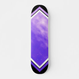 Violette Himmel-Wolken-lila schwarze Skateboard