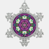 Violette Kaleidoskop Schneeflocken Zinn-Ornament (Vorderseite)