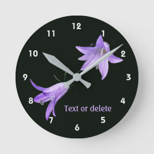 Violette Lilien-Wildblumen-Blumenpersonalisation Runde Wanduhr