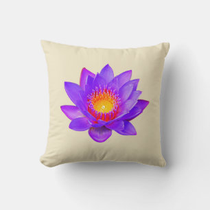 Violette Lotusblume auf hellem Champagner-Beige Kissen