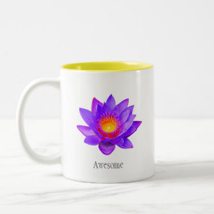 Violette Lotusblume auf weißer zweifarbiger Kaffee Zweifarbige Tasse
