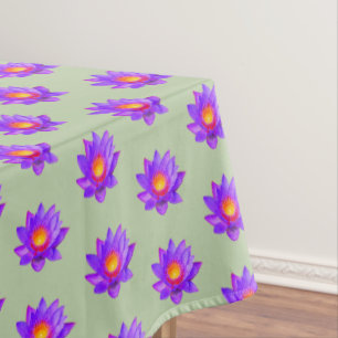 Violette Lotusblumen auf Lorbeergrün Tischdecke