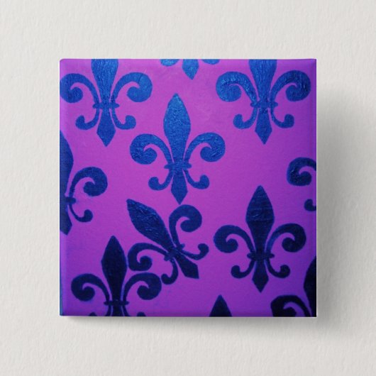 Violette verbogene Fleur de Lis Button (Vorderseite)