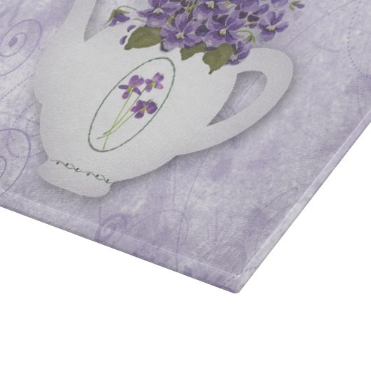 Violetten in einem Teekessel Schneidebrett (Ecke)