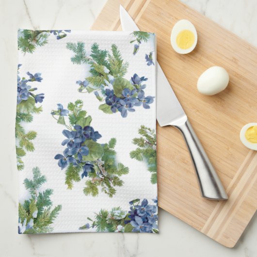 Violetten und schneebedeckte Kiefernzweige Geschirrtuch (Viertel Falte)