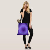 Violetter Gradienten-Mandala Tasche (Am Model)