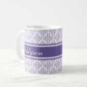 Violetter lila Damast-Muster-individueller Name Kaffeetasse (Vorderseite Links)