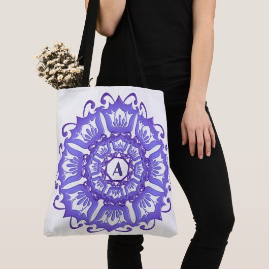 Violetter Mit Blumenmandala. Tasche (Von Nahem)