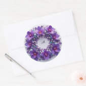 Violetter Orchideen-Kranzschmuck mit Perlen Runder Aufkleber (Umschlag)