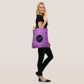 Violettes mit Blumenmuster. Monogramm Tasche (Am Model)