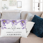 Violettfloralen weiß mr rm Namen Dekokissen<br><div class="desc">Weißer Hintergrund,  schwarzer Text. Mit violetten,  lavendelfarbenen Blume dekoriert,  sind Mr. and Mrs. Personalisieren Sie Ihre Namen und fügen Sie sie hinzu.</div>