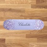 Violettlavendel Glitzer Name elegant Skateboard<br><div class="desc">Ein violetter,  lavenderfarbener Hintergrund. Personalisieren Sie Ihren Namen und fügen Sie ihn hinzu. Dekoriert mit Imitaten Glitzer Staub. Der Name ist mit einem modernen handgeschriebenen Stilskript geschrieben.</div>