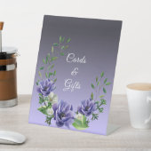 Violfarbene Blumen Tabletop-Zeichen Sockelschild (In SItu)