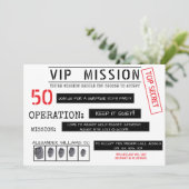 VIP-Missions-Überraschung 50. Geburtstag Einladung (Stehend Vorderseite)