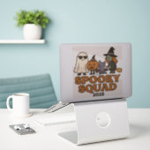 Viral Spooky Squad 2025 Aufkleber (Laptop auf Schreibtisch)