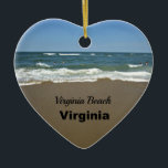 Virginia Beach, Virginia Keramik Ornament<br><div class="desc">Strandszene mit Wellen,  die auf dem Sand abstürzen und Worte: "Virginia Beach,  Virginia" Große Souvenirs Ihres Virginia Beach Urlaub!</div>