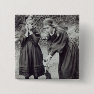 Virginia und Vanessa Stephen, in St. Ives, 1894 Button