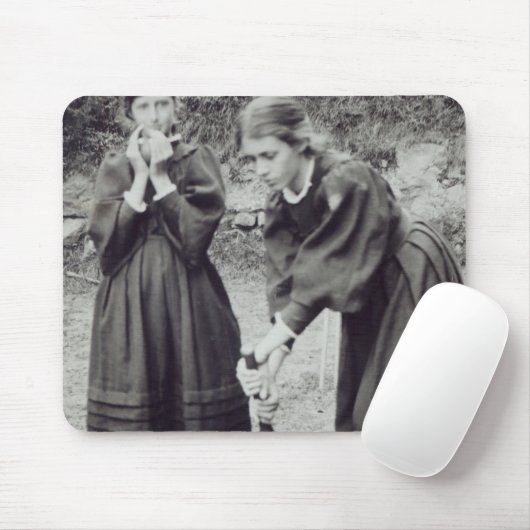 Virginia und Vanessa Stephen, in St. Ives, 1894 Mousepad (Mit Mouse)