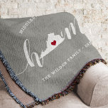 Virginia Zuhause Staat Personalisiert Decke<br><div class="desc">Zeigen Sie Zuhause-Staatsstolz mit dieser niedlichen rustikalen grauen Werftdecke mit "Zuhause" in weißer Kalligrafie-Schrift, die mit einer Silhouette des Staat von Virginia stehend für den Buchstaben "O" zeigt. Eine rote Herzanzeige in der Staat-Karte vervollständigt das Design; Sie können die Herzposition in Ihrer Zuhause-Stadt ändern, indem Sie das Design-Tool öffnen und...</div>