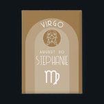 Virgo Custom Birthday Zodiac - Modernes Design Button<br><div class="desc">Personalisieren Sie diese Schaltfläche mit einem Geburtstag und Namen. Ein maßgeschneidertes Design mit dem Tierkreiszeichen - Virgo - plus Persönlichkeitsmerkmalen, Informationen und Konstellation. Personalisieren Sie diese Geburtstagskandle mit einem Geburtstag und Namen. Ein individuelles Geburtstagsdesign mit dem Tierkreiszeichen - Virgo - plus Persönlichkeitsmerkmalen, Informationen und Konstellation. Eine warme, braune Farbe, die...</div>