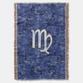 Virgo Zodiac Sign auf Navy Blue Digital Camouflage Decke (Vorderseite Vertikal)