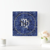 Virgo Zodiac Sign auf Navy Blue Digital Camouflage Quadratische Wanduhr (Zuhause)