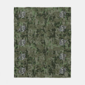 Virgo Zodiac Sign auf Woodland Digital Camouflage Fleecedecke (Vorderseite)