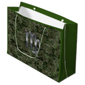 Virgo Zodiac Sign auf Woodland Digital Camouflage Große Geschenktüte (Vorderseite Schrägansicht)