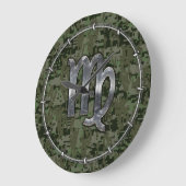 Virgo Zodiac Sign on Green Digital Camo Style Große Wanduhr (Winkel)