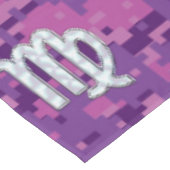 Virgo Zodiac Sign Pink Fuchsia Digital Camouflage Tischdecke (Schrägansicht)