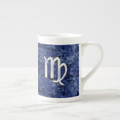Virgo Zodiac Silver Sign auf Navy Blue Digital Cam Porzellantasse (Rechts)