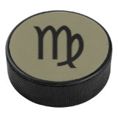 Virgo Zodiac Symbol Standard von Kenneth Yoncich Eishockey Puck (3/4)