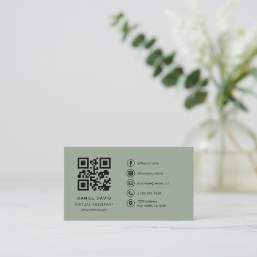 Virtual Assistant Sage Green Logo QR Code  Visitenkarte (Stehend Vorderseite)