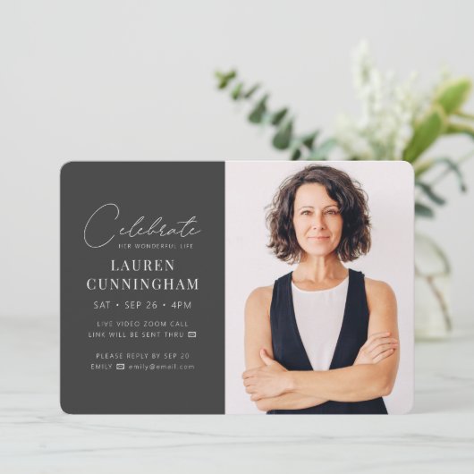 Virtual feiert ihr Leben Modernes, einfaches Foto Einladung (Stehend Vorderseite)