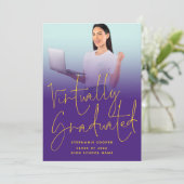 Virtuell abgestuftes Foto 2022 Lila Abschluss Ankündigung (Stehend Vorderseite)
